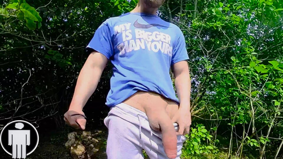 Freeballing wandeling in de natuur met een enorme sweatpants erectie | xHamster